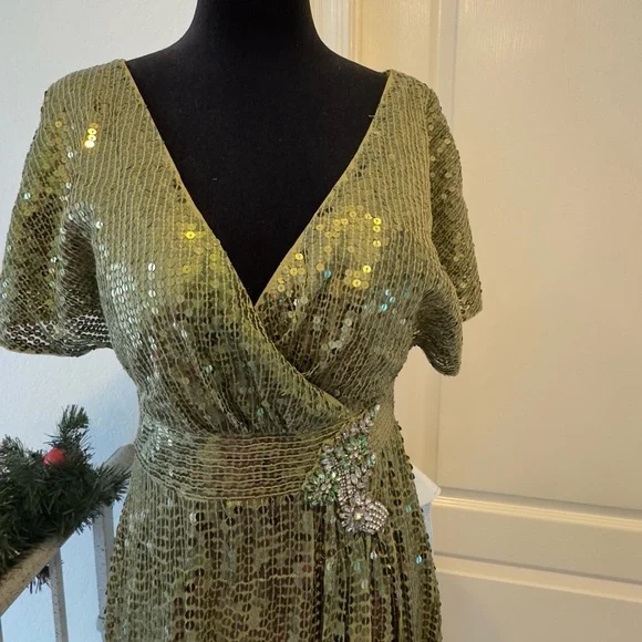 NWT Mac Duggal Sz 4 Green Sequined Butterfly Sleeve Wrap Over A Line Gown